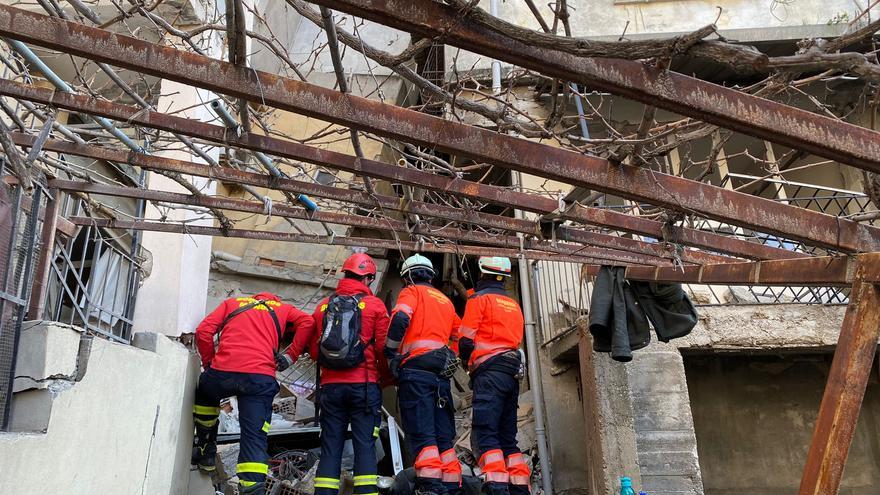 Bomberos de Málaga rescatan a un hombre de entre los escombros en Hatay