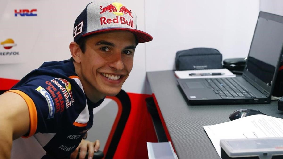 El catalán Marc Márquez (Honda), durante un descanso del test de Doha (Catar).