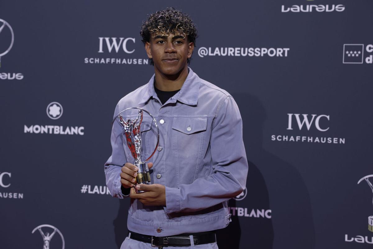 El delantero del FC Barcelona Lamine Yamal posa este lunes tras ser distinguido como Mejor Deportista Joven del Año en la gala de los premios Laureus World Sport 2026, los galardones más prestigiosos del deporte internacional, celebrada en el Palacio de Cibeles, Madrid.