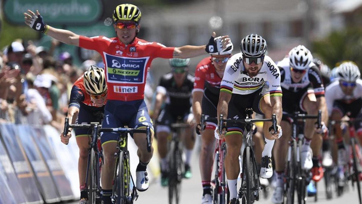 Caleb Ewan celebra la victoria en la tercera etapa del Tour Down Under