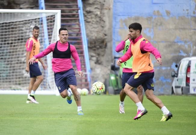 Entrenamiento de la UD Las Palmas en Barranco ...