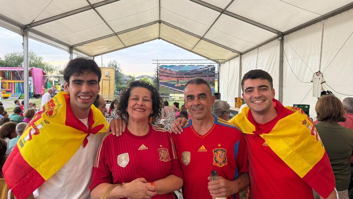 Los vecinos Guillermo Rodríguez Redruello, Any Menéndez Fernández “Any” y Juan Rodríguez Méndez “Juanín” y Marcos Rodríguez Menéndez preparados para disfrutar de la final.