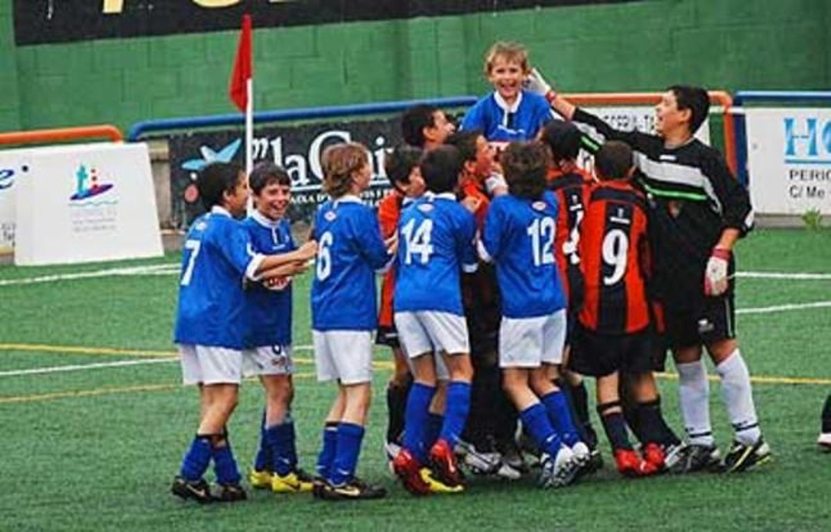 Els jugadors alevins de l’AE Roses i la Fundació Sánchez LLIBRE aixequen al petit Robert, de 6 anys, a l’acabar el partit. Els jugadors alevins de l’AE Roses i la Fundació Sánchez LLIBRE aixequen al petit Robert, de 6 anys, a l’acabar el partit.