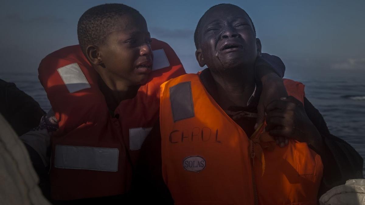 'Abandonado', del fotógrafo español Santi Palacios, muestra a dos niños nigerianos refugiados, cuya madre murió en Libia, rescatados en el Mediterráneo en el 2016.