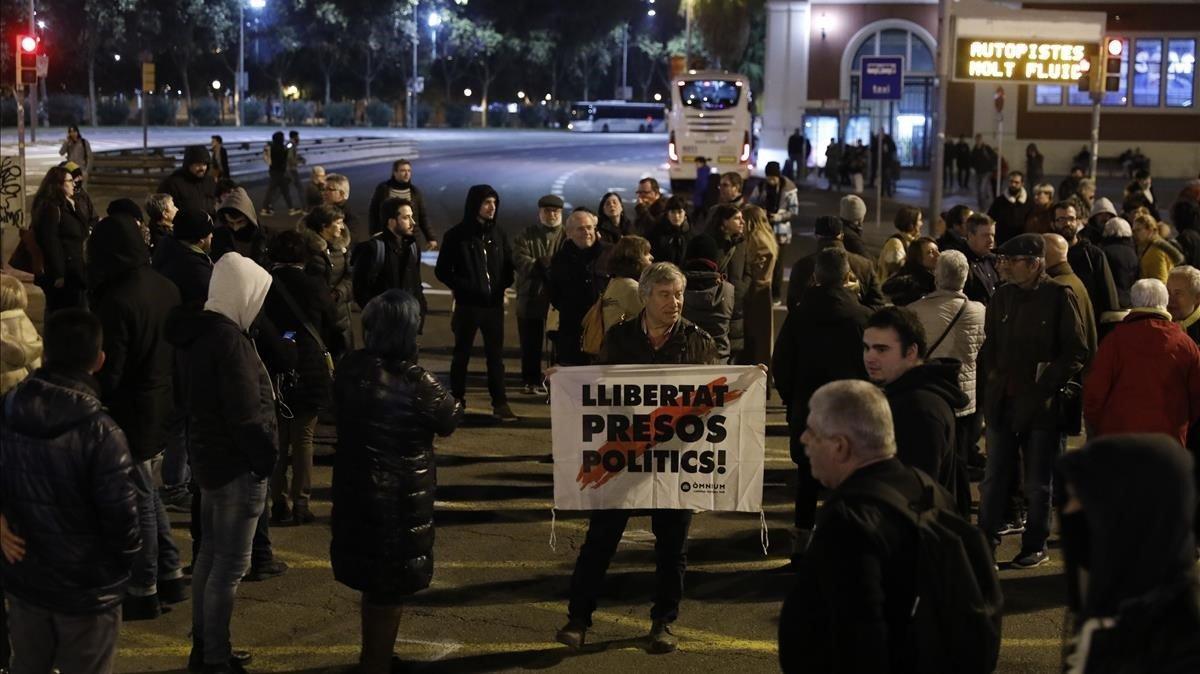 CDR independentistas cortan la Avda  Meridiana en Fabra i Puig para protestar por la sentencia del Proces independencia 