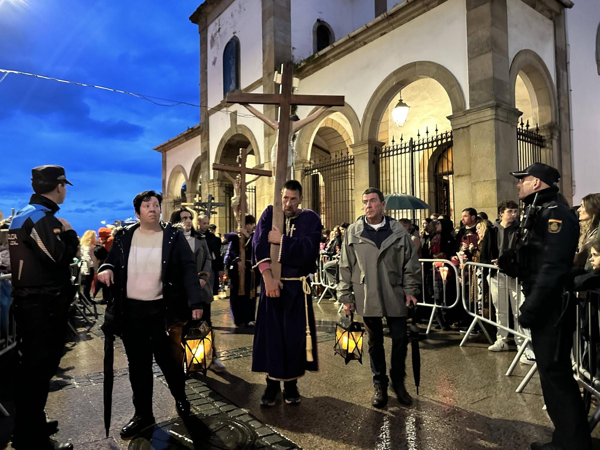 EN IMÁGENES | La envolvente procesión del Nazareno en Luarca