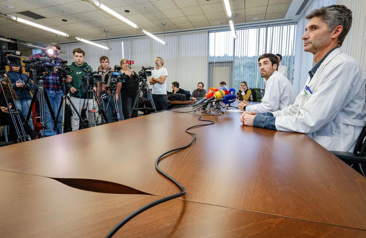 El Gerente del Hospital Universitario de Burgos, el Doctor Carlos Cartón (i).