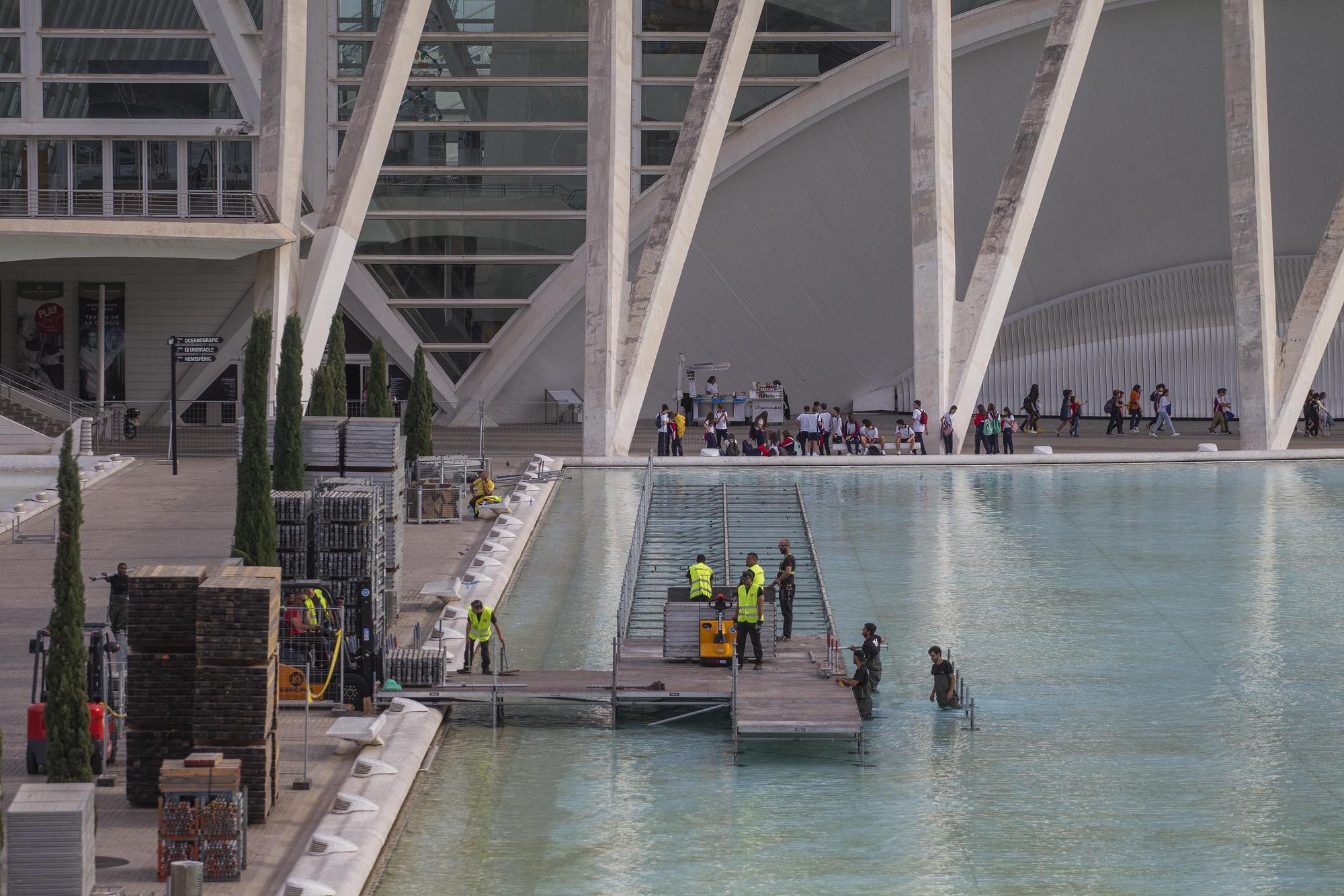 Empieza el montaje de la pasarela de meta del Maratón de València