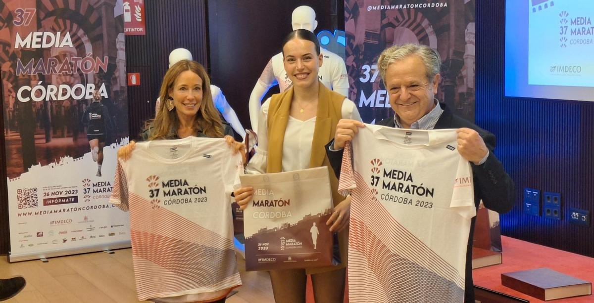 Marián Aguilar, Carmen Avilés y Salvador Fuentes, con la camiseta oficial de la carrera.