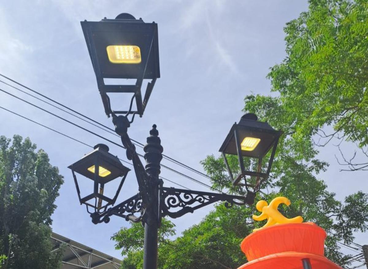 Las nuevas farolas ya iluminan el municipio. | SERVICIO ESPECIAL