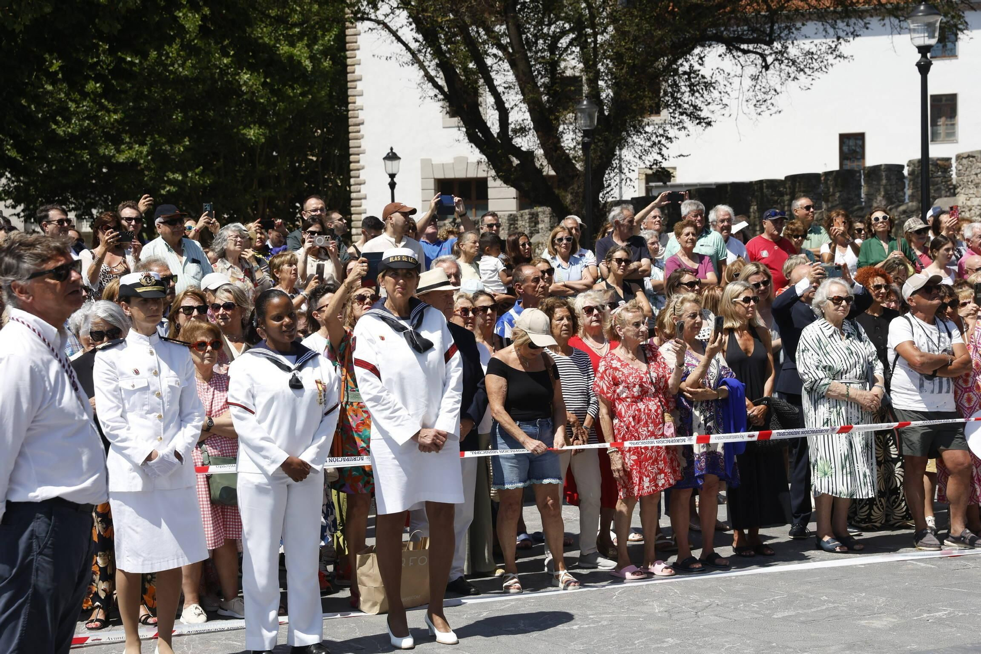 La misa con la Armada y la ofrenda floral del Carmen en Gijón, en imágenes