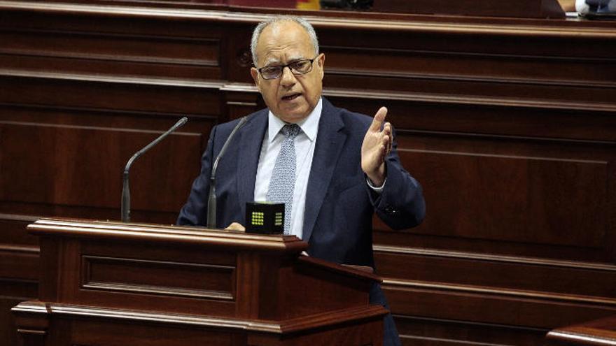 El portavoz de ASG, Casimiro Curbelo, interviene en el Parlamento canario.