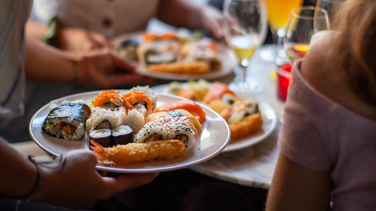 Un bufet lliure de Lleida multa quatre joves per no acabar-se el menjar: «Tinc sushi per a tres o quatre dies»