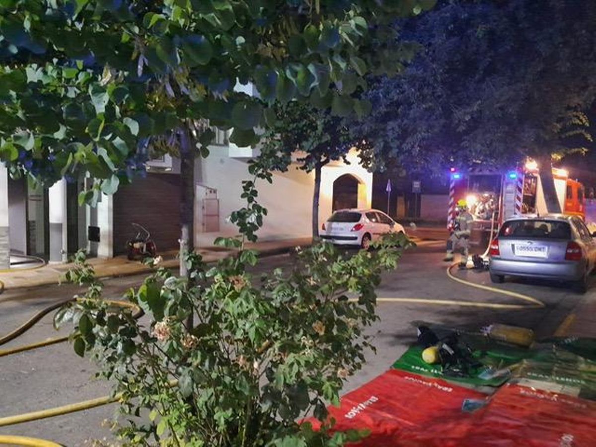 Los bomberos, en el lugar de los hechos.