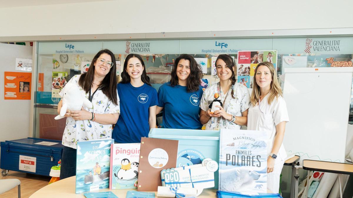 Tècniques de la Fundació Oceanogràfic i docents de la Unitat Pedagòtica Hospitalària (UPH) de l'Hospital La Fe de València amb el material de l’escola de la mar.