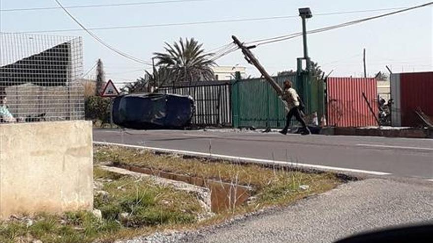 Un conductor tumba un poste de telefonía y se fuga en Almassora