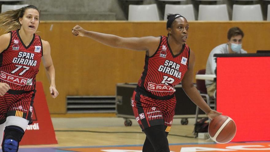 Chelsea Gray botant la pilota dimecres a Fontajau