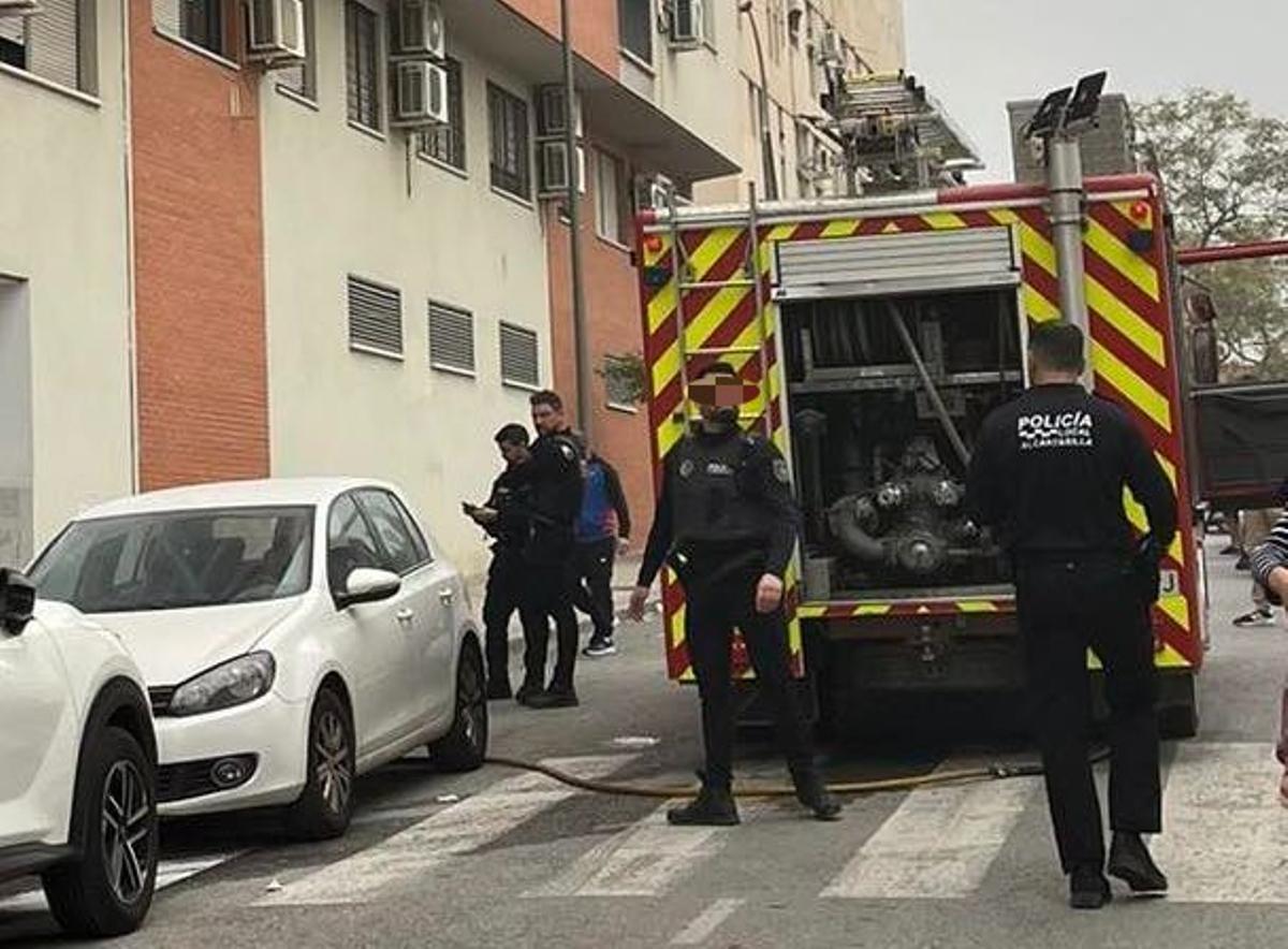 Bomberos y agentes de la Policía Local de Alcantarilla, en el lugar del suceso.