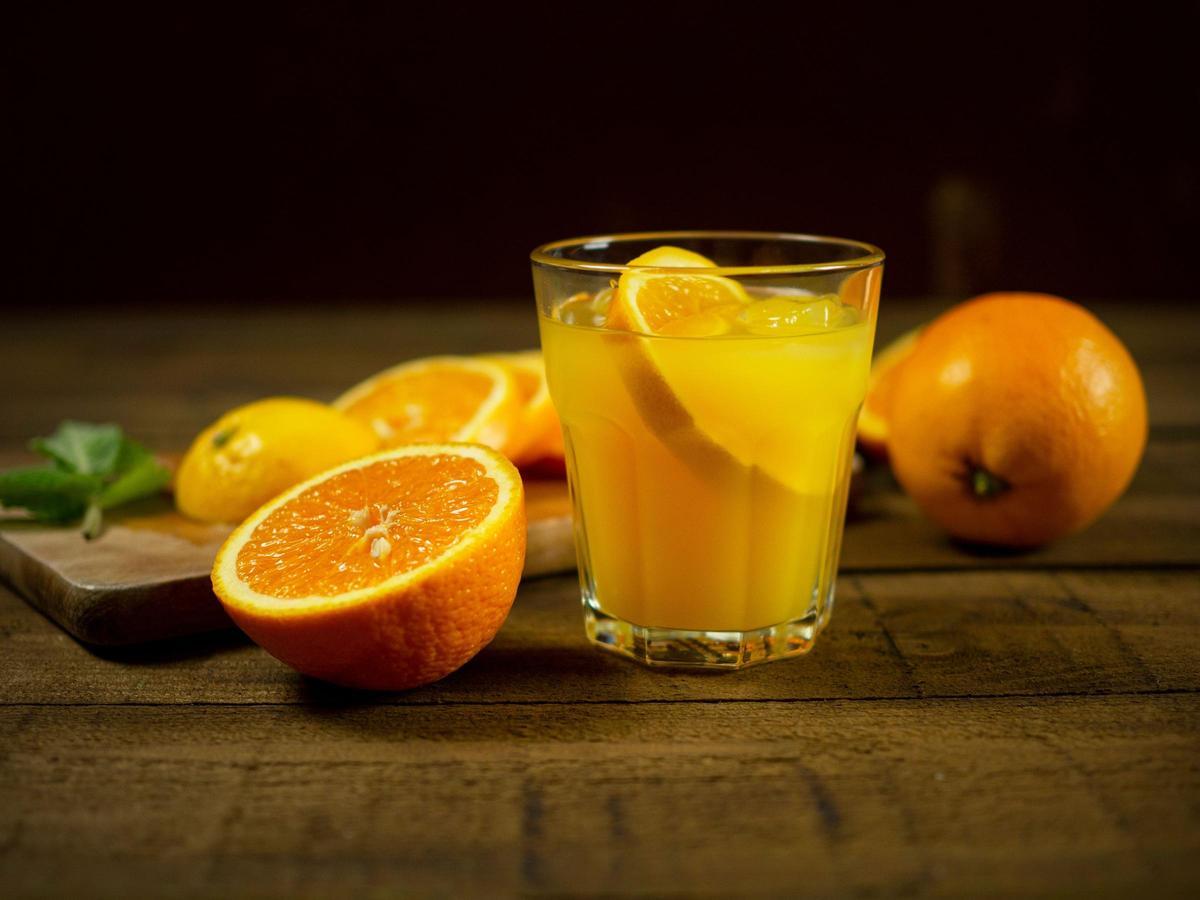 El zumo de naranja te ayudará a limpiar la casa