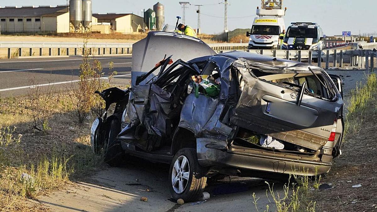 Coche siniestrado en la A-66, en el término de Montamarta. | Jose Luis Fernández