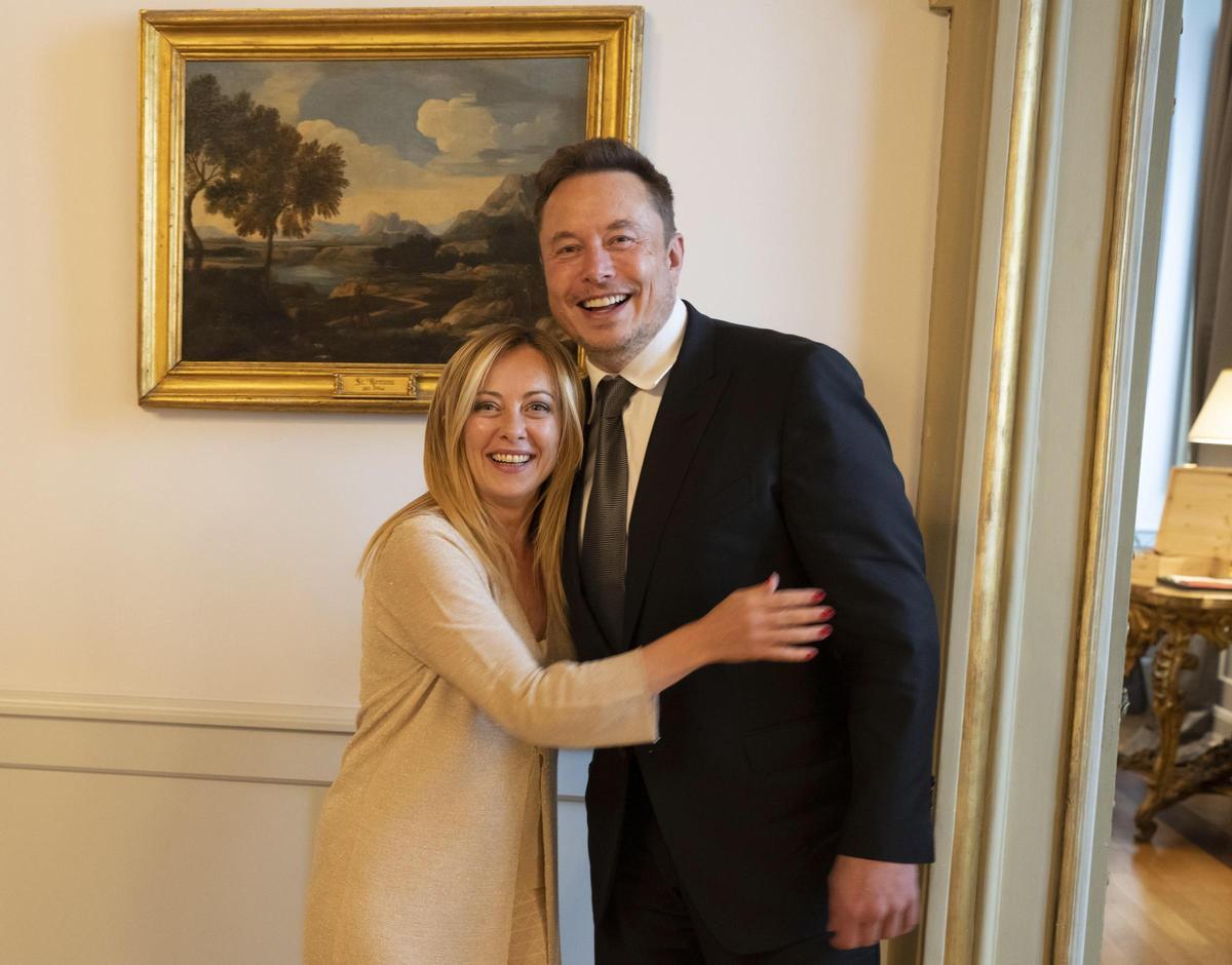 La primera ministra italiana, Giorgia Meloni, y el magnate Elon Musk, en un encuentro en la sede del Gobierno italiano en junio de 2023.