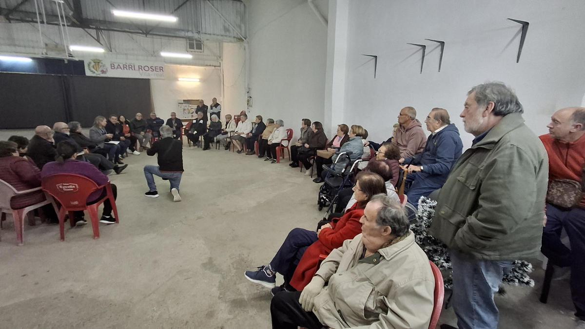 Galería de fotos: Reunión en la sede de la asociación de vecinos El Roser de Vila-real por la tasa de basuras