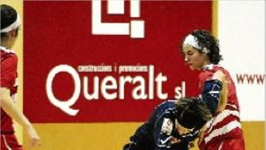 La capitana Clàudia Pons lluita l&#039;esfèrica amb una jugadora rival