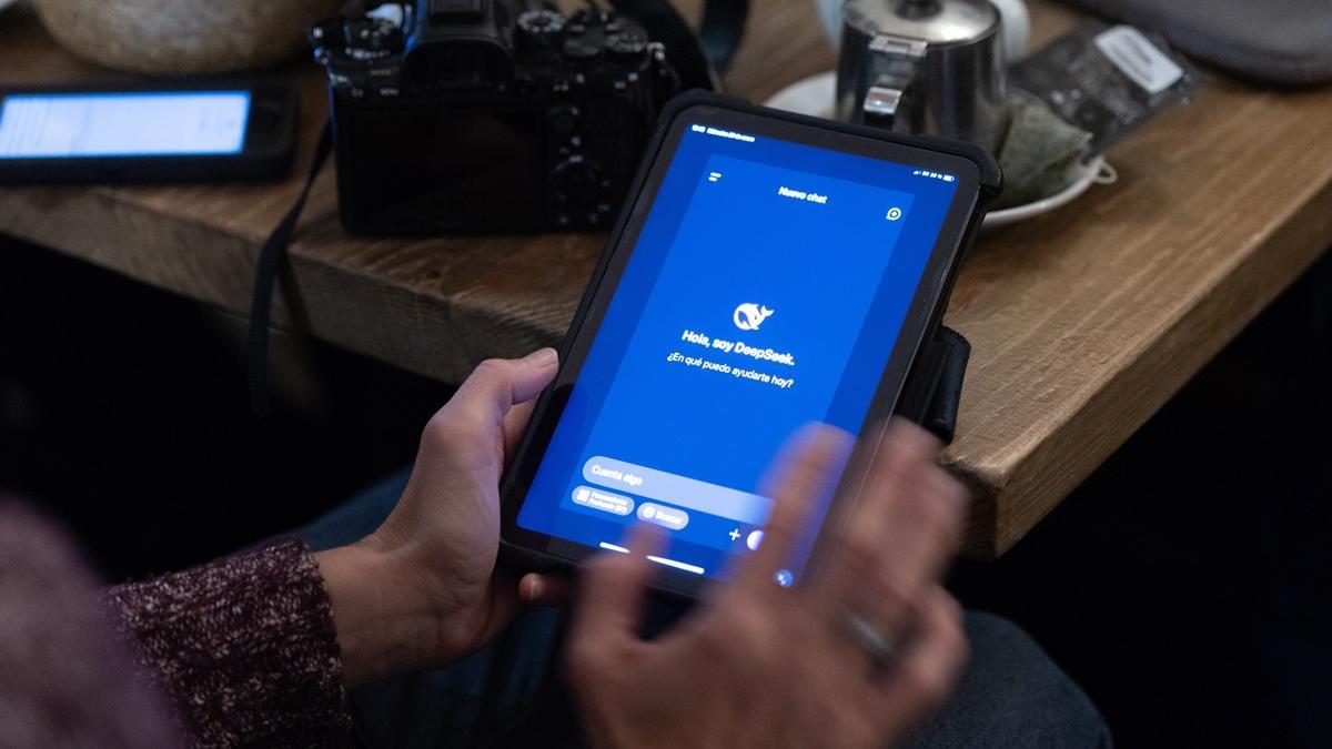 Una persona interactúa con una IA en su teléfono móvil.