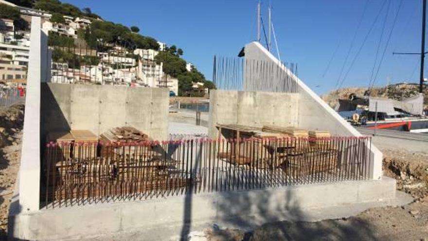 A la part de sobre del centre s&#039;hi instal·larà un mirador amb accessos per les dues bandes.