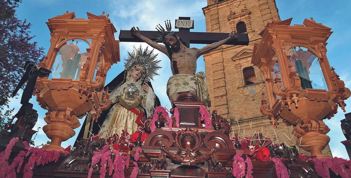 La cofradía penitencial de la Santa Veracruz celebra su salida desde la parroquia de Santiago Apóstol.