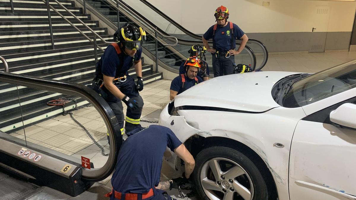 Un conductor empotra un coche robado en las escaleras de una estación del Metro de Madrid