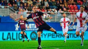 Resumen, goles y highlights del Eibar 1 - 1 Huesca de la jornada 11 de LaLiga Hypermotion