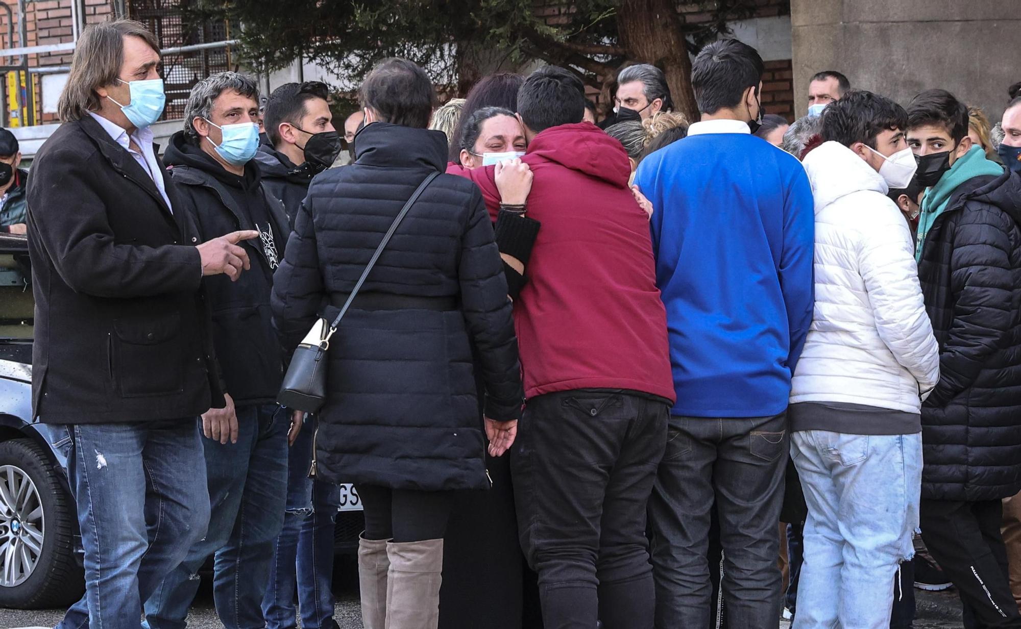 En imágenes: así fue el emotivo funeral por los dos obreros muertos en el derrumbe de Gijón