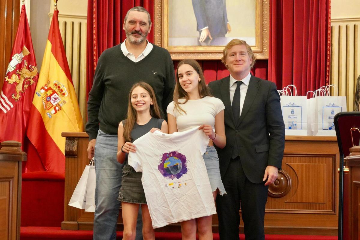 Aitana y Martina, las ganadoras del concurso posando con su diseño.