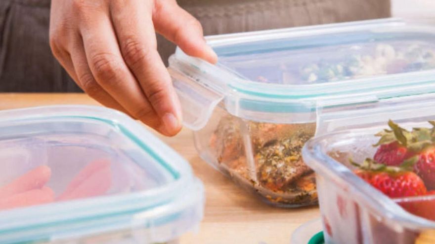 Despídete de los tuppers aceitosos: el sencillo truco para eliminar estas molestas manchas y que quede como nuevo