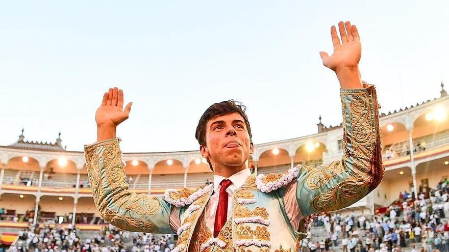 Brutal Julio Méndez: el novillero de Cáceres abre la Puerta Grande en su primera tarde en Las Ventas
