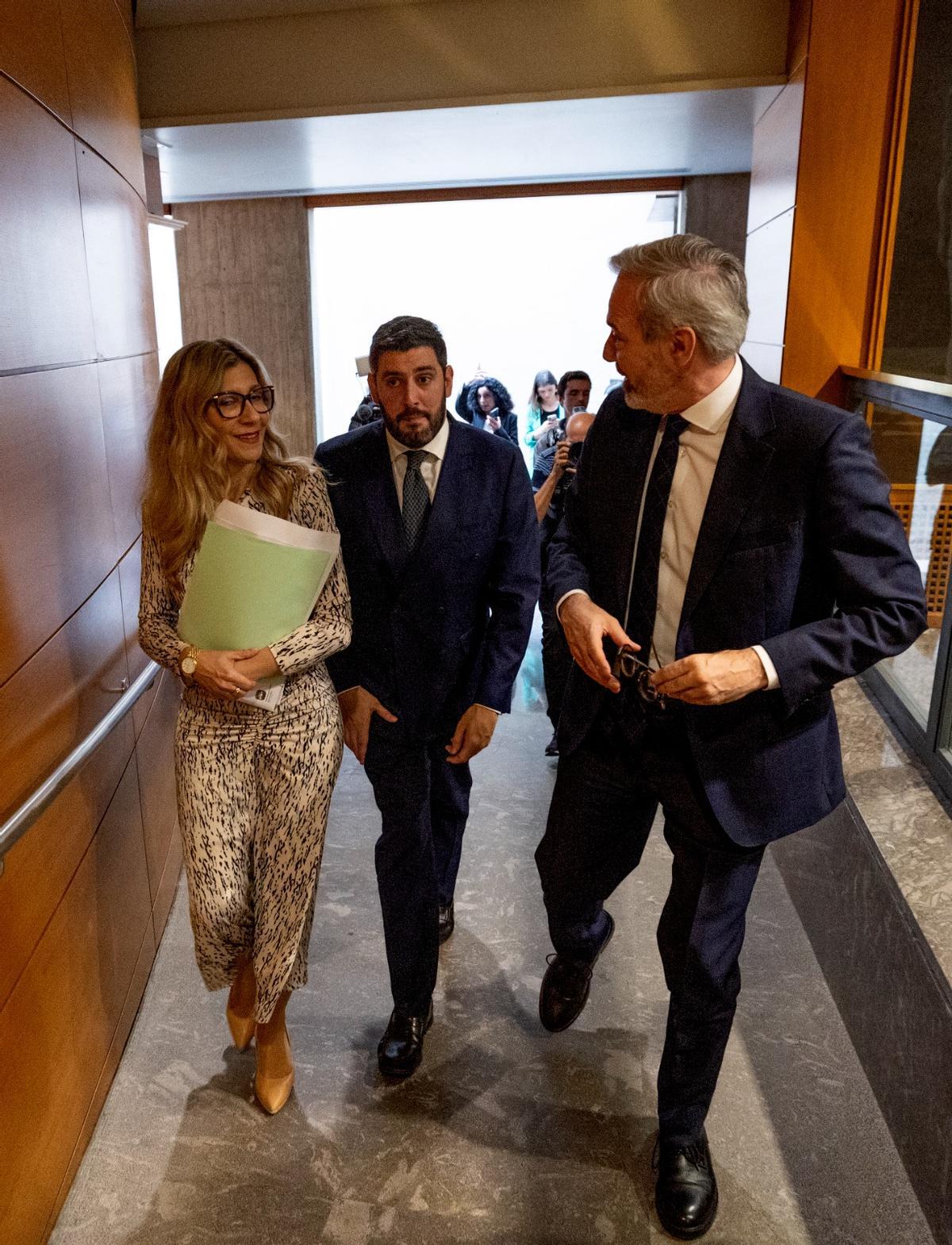 Mar Vaquero, Alejandro Nolasco y Jorge Azcón, a la salida del pleno de investidura.