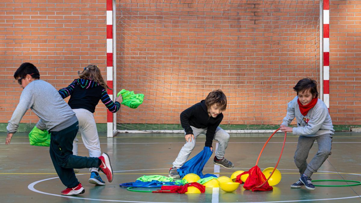 Varios alumnos participan en una extraescolar de juegos.