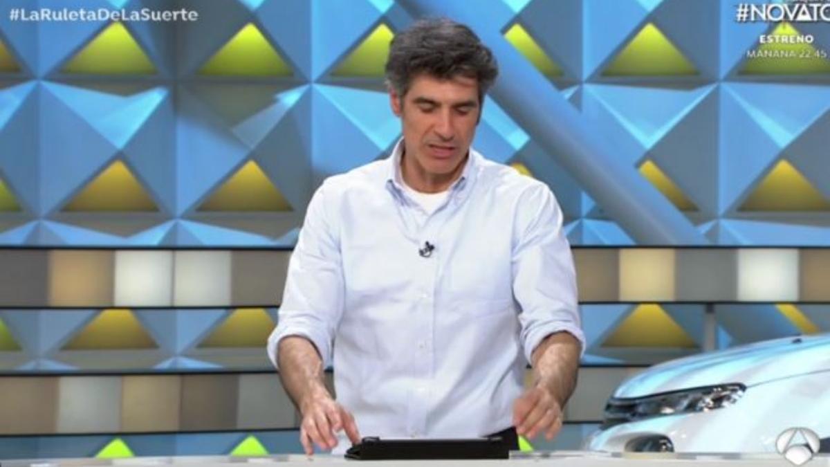 Jorge Fernández, el presentador de 'La ruleta de la suerte' se opone a que se elemina esta tradición tan airraga en España.