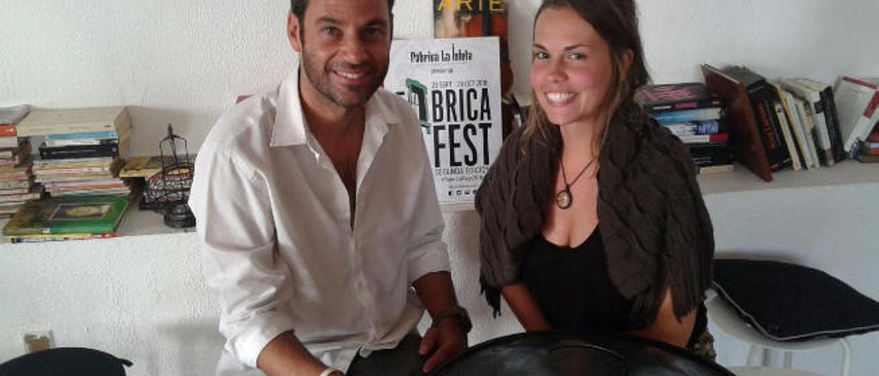 El músico José Alberto Medina, director de &#039;Fábrica Fest&#039;, con la cantante Mayiia y su inseparable &#039;hang&#039;.