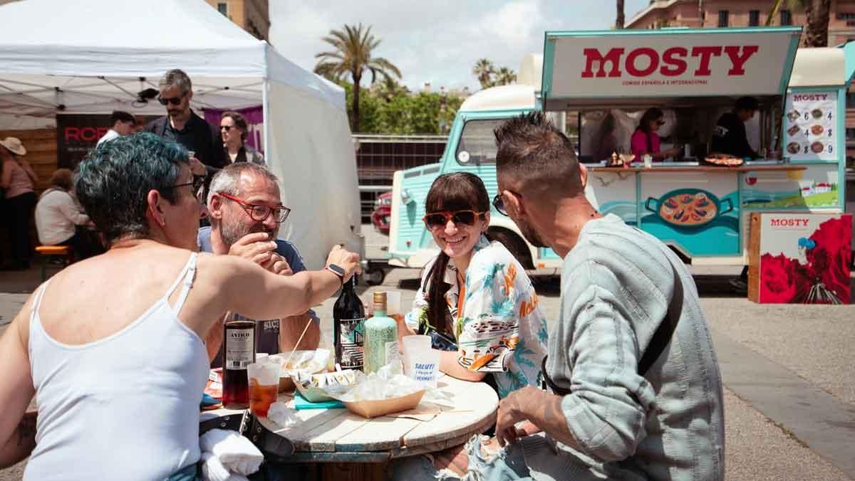 Visitantes del Vermut & Soul, a la hora de la comida.