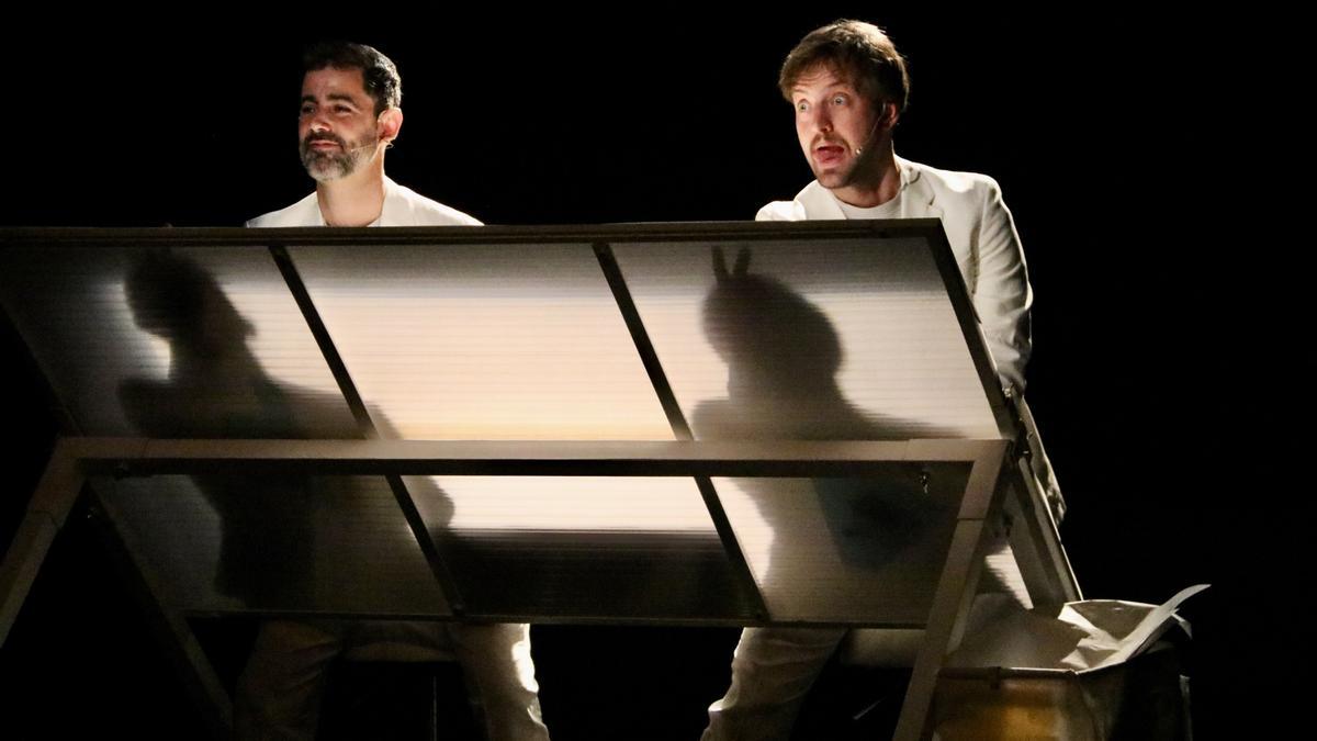 Els integrants de la companyia CAL Teatre amb una taula al seu espectacle 'Mentida podrida' a l'Escorxador d'Igualada