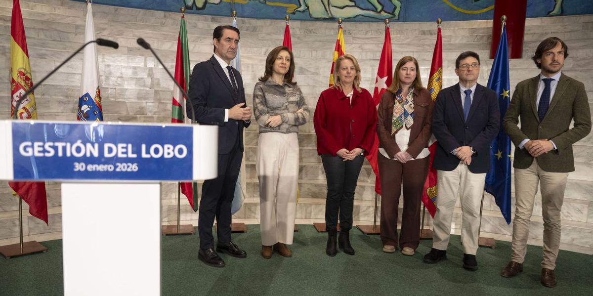 Los consejeros de Medio Ambiente, ayer, en la cumbre por el lobo en Santander.
| Efe