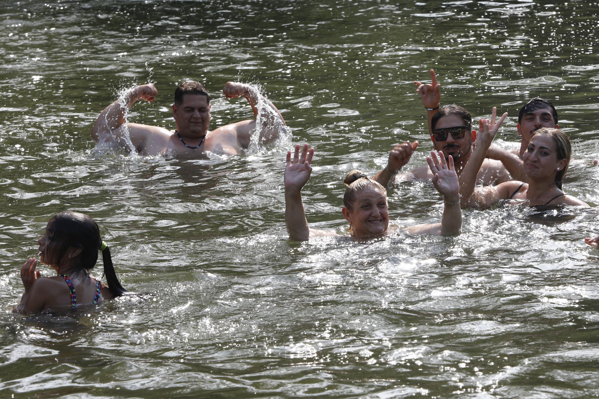 Oviedo se refresca de la ola de calor en Las Caldas