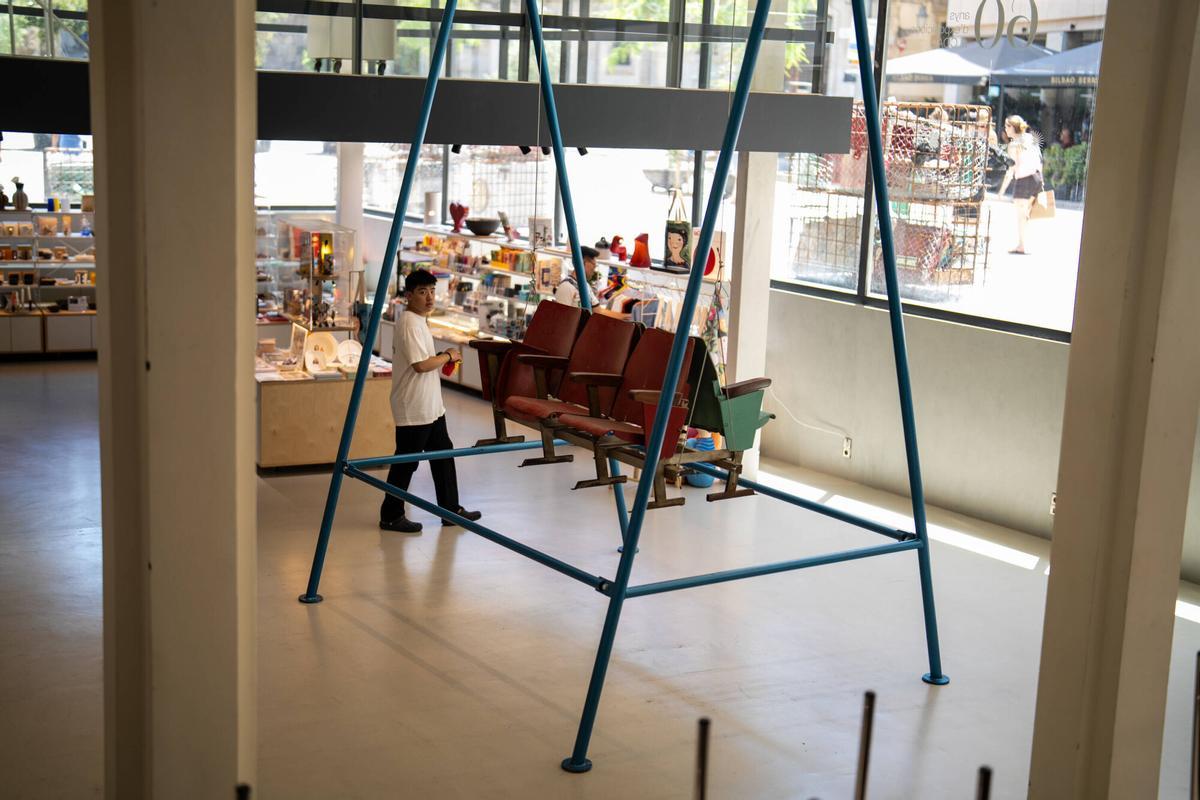 El columpio gigante de Susana Solao, realizado con restos reciclados del Teatro Principal.