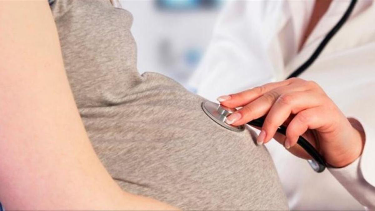 El SAS indemniza a una paciente que estando embarazada sufrió una caída antes del parto por una banqueta inestable y se fracturó el tobillo.