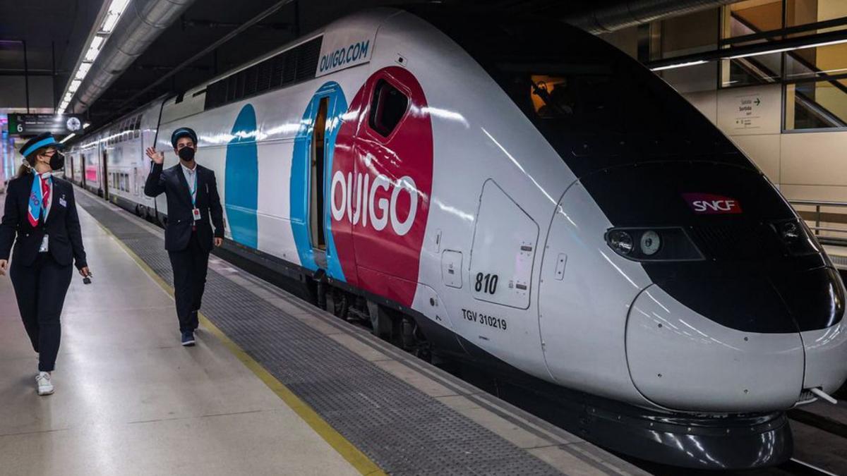Un tren Ouigo a l'estació de Barcelona Sants