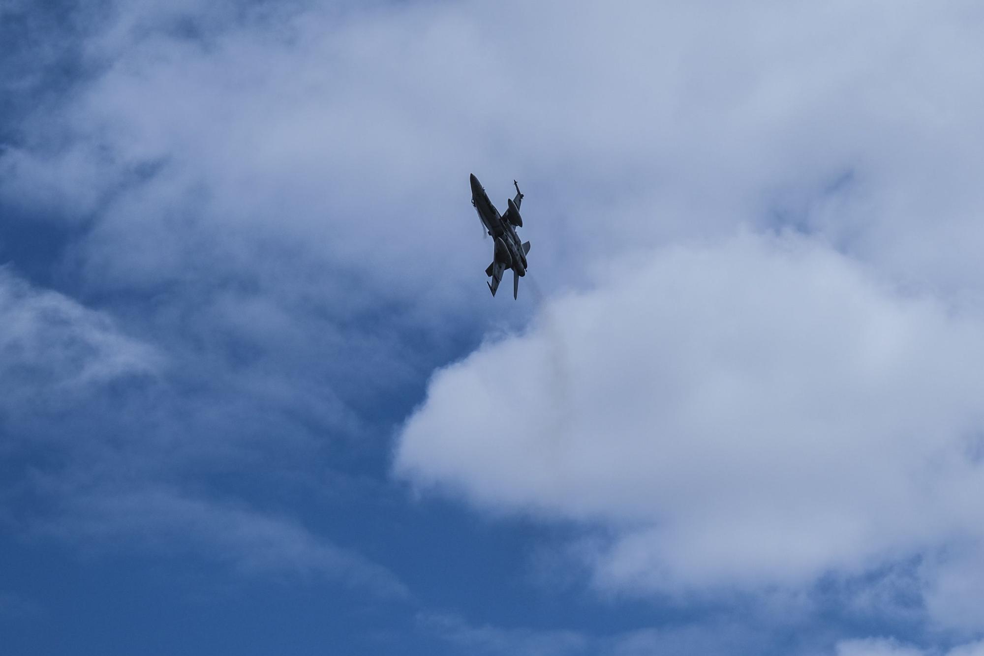 Ensayo de los F18 en Las Canteras por el Día de las Fuerzas Armadas