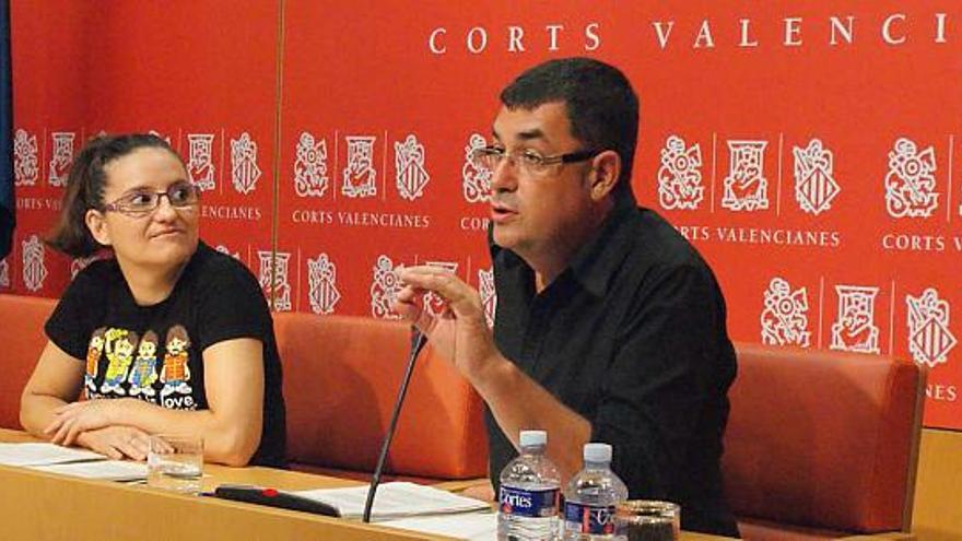 Mònica Oltra sigue la intervención de Enric Morera, durante la comparecencia de ambos ayer en las Cortes Valencianas.