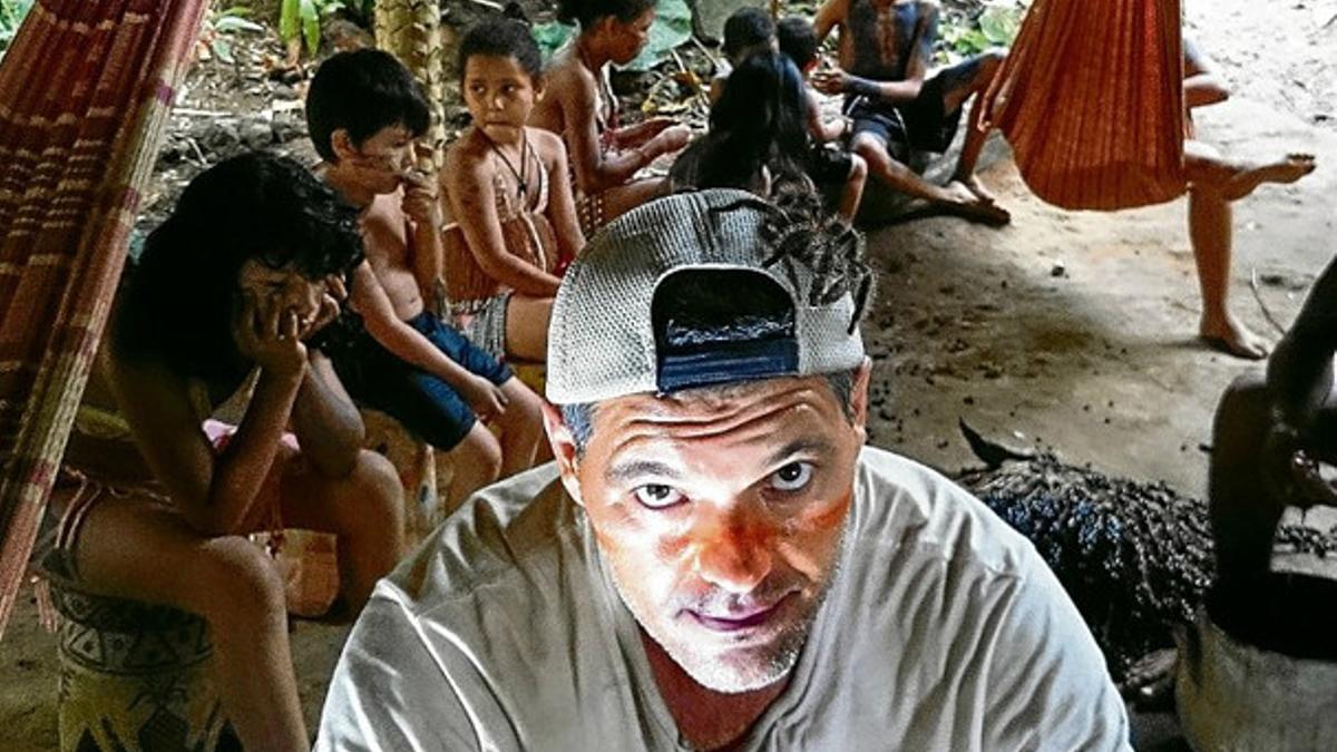 Frank Cuesta en una fotografía con una tribu amazónica.